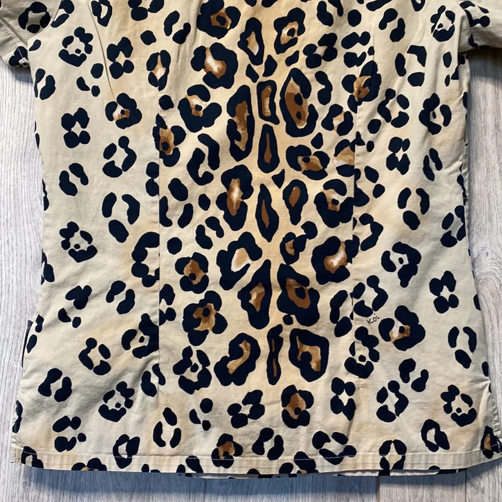 Big Leopard print Scrub top XS, Koi STRETCH brand by Kathy Peterson, Scrub Work - Picture 10 of 12
